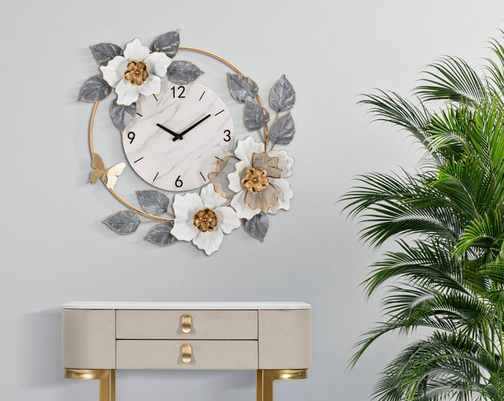 Blumen- und Blattmuster Wanduhr aus Metall
