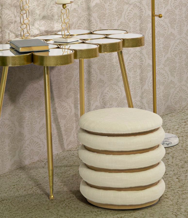 Cremefarbener gepolsterter Puff aus Holz
