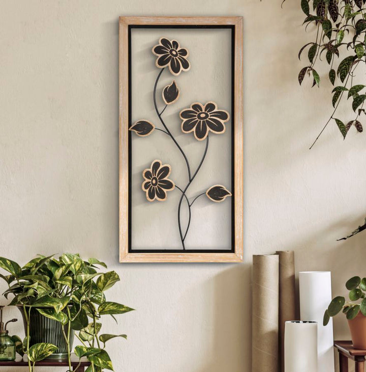 Schwarze Metall- und Holzblumen-Wanddekoration in quadratischem Rahmen