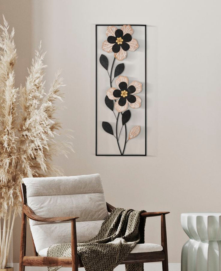 Schwarze Metall- und Holzblumen-Wanddekoration in quadratischem Rahmen