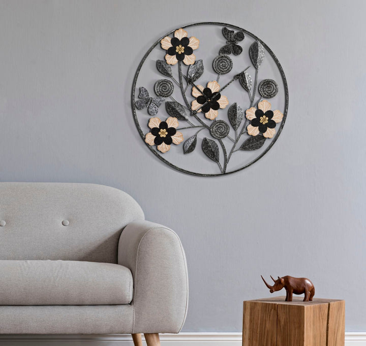 Schwarze Metall- und Holz-Wanduhr mit Blumenmuster