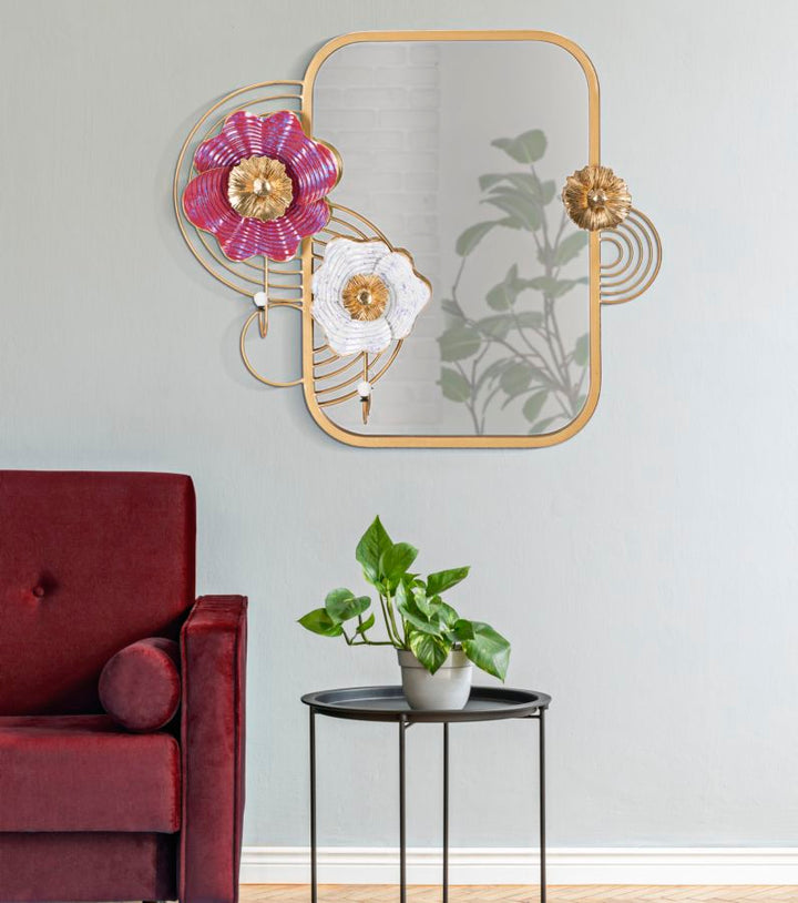 Quadratischer Wandspiegel aus Metall mit Blumenmuster