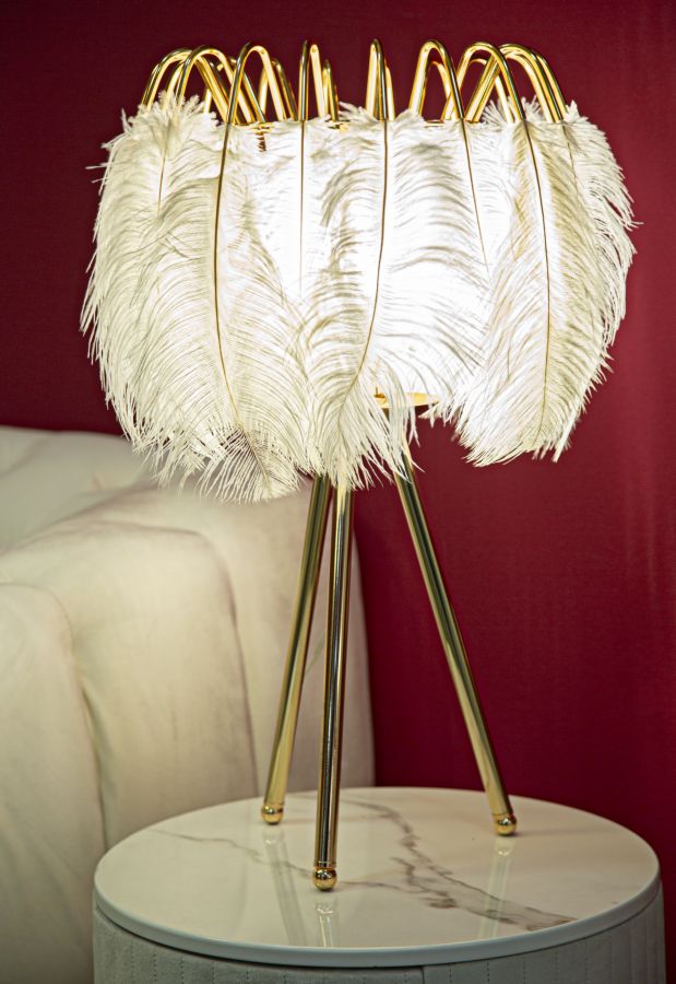 Tischlampe mit 3 Beinen aus Gold und weißem Federschmuck
