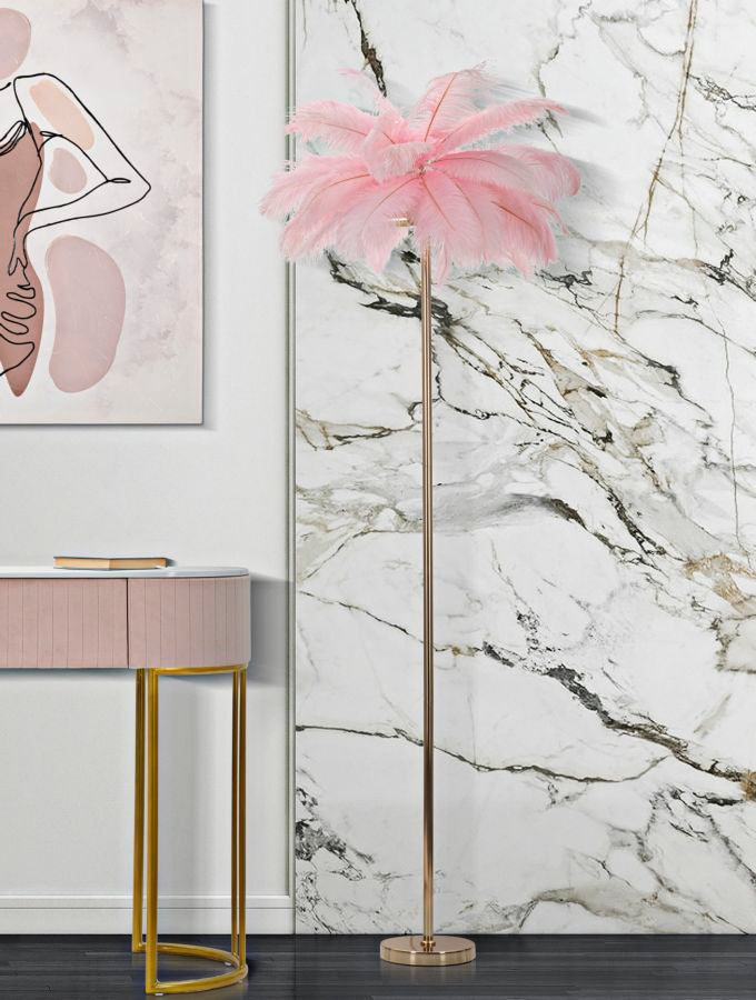 Stehlampe mit Federn in Gold und Rosa
