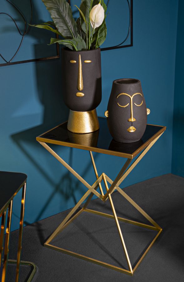 Kleiner Couchtisch aus Metall in Gold und Schwarz mit pyramidenförmigen Beinen
