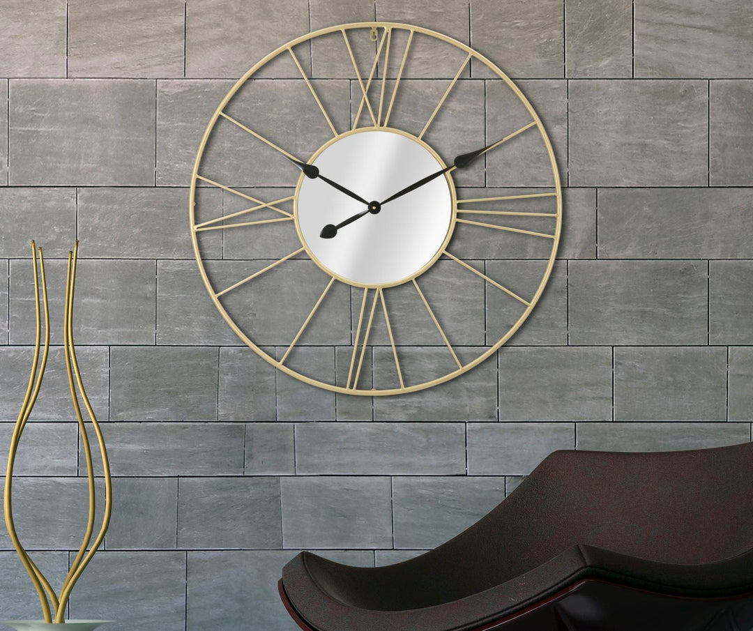 Wanduhr mit römischen Ziffern aus Metall und Glas in Gold und Schwarz