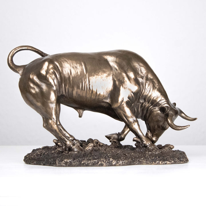 Stier Statue im Angriff (Bronzeskulptur)