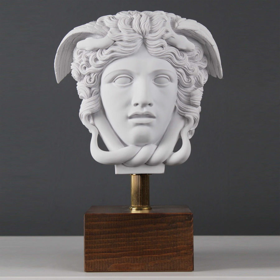 Medusa Kopf Statue auf Sockel
