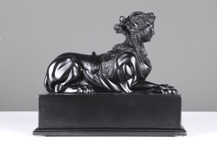Schwarze Sphinx auf Sockel (Klein)
