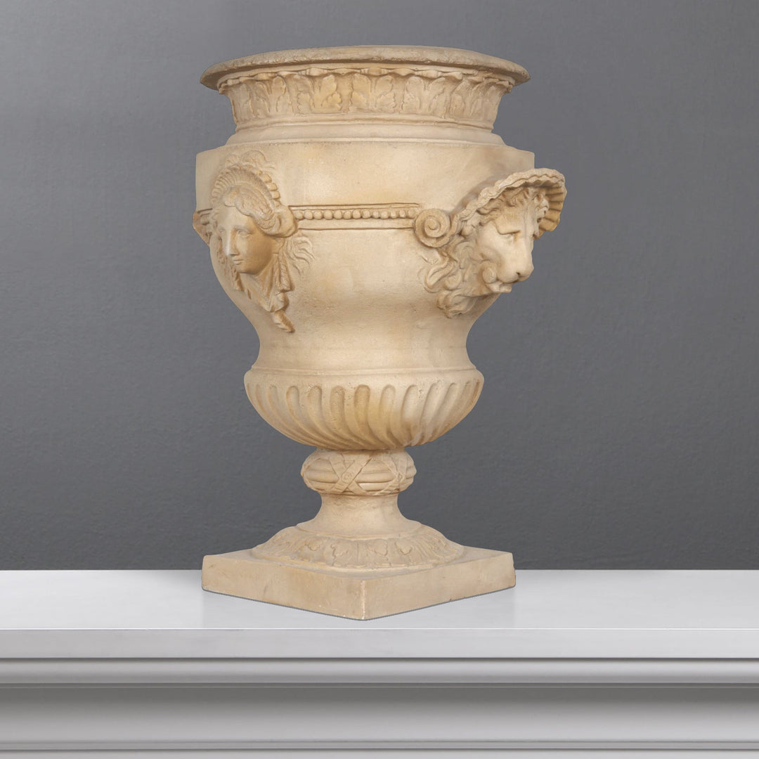 Dekorative Urne mit Loewen