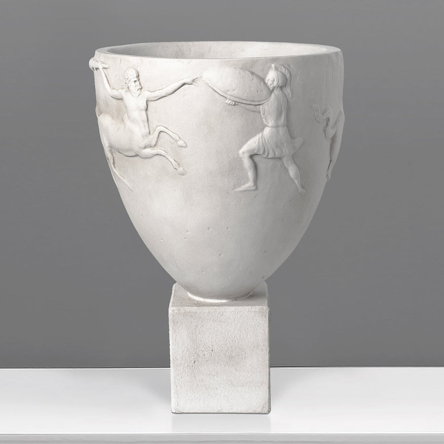 Weisse Marmorvase mit Zentauren