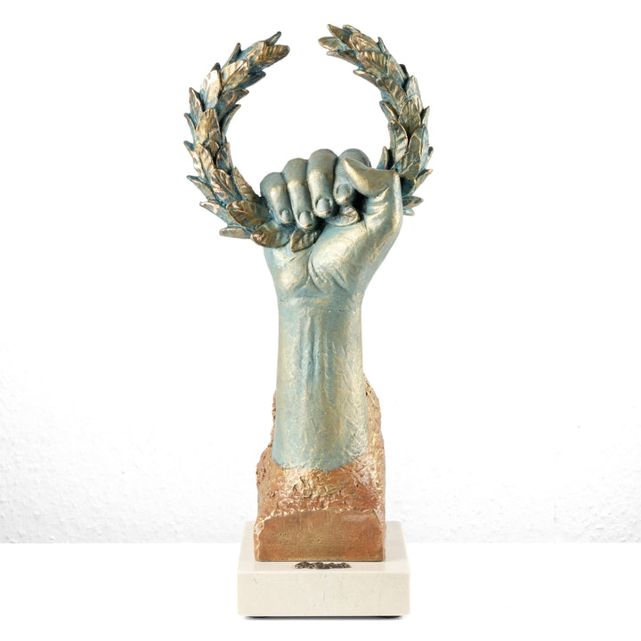 Championfigur „Proelior“ von Anglada auf Marmorsockel