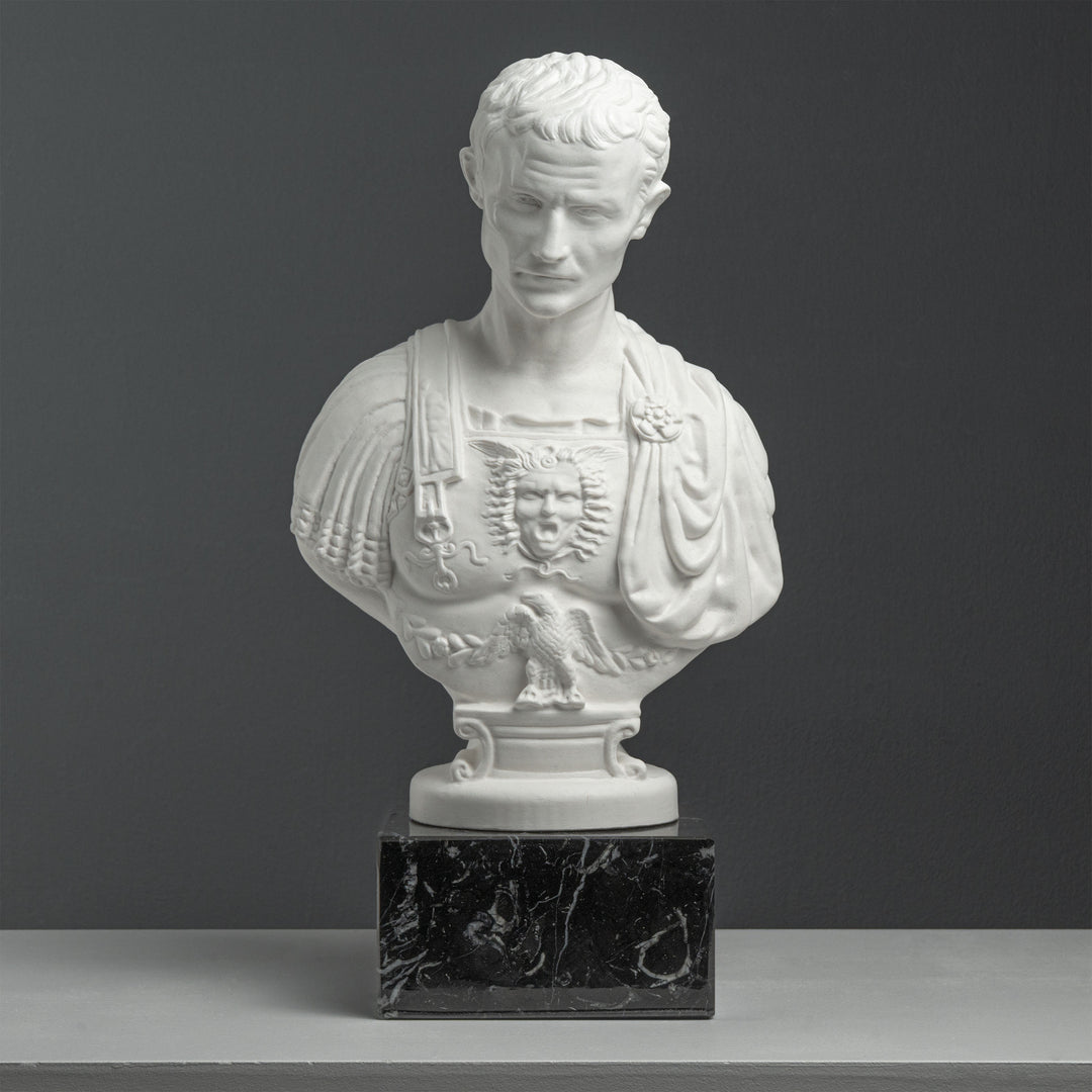 Julius Caesar Buste mit Brustpanzer – nach Andrea Ferrucci (auf schwarzem Marmorsockel)