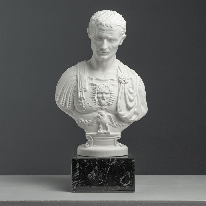 Julius Caesar Buste mit Brustpanzer – nach Andrea Ferrucci (auf schwarzem Marmorsockel)