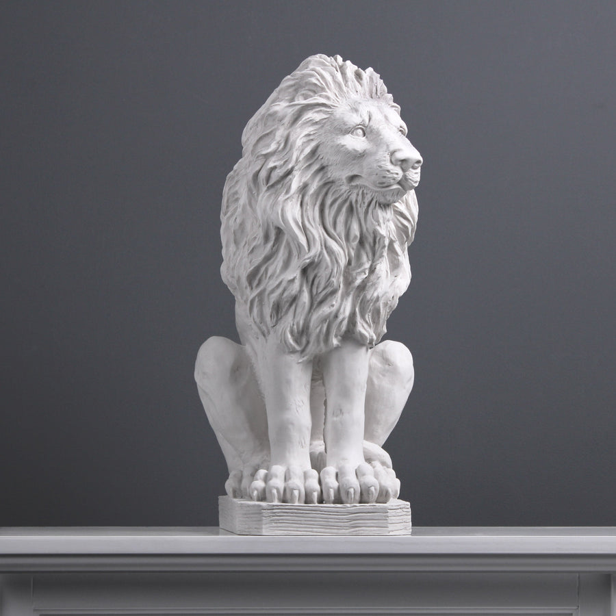 Großer sitzender Löwe Statue
