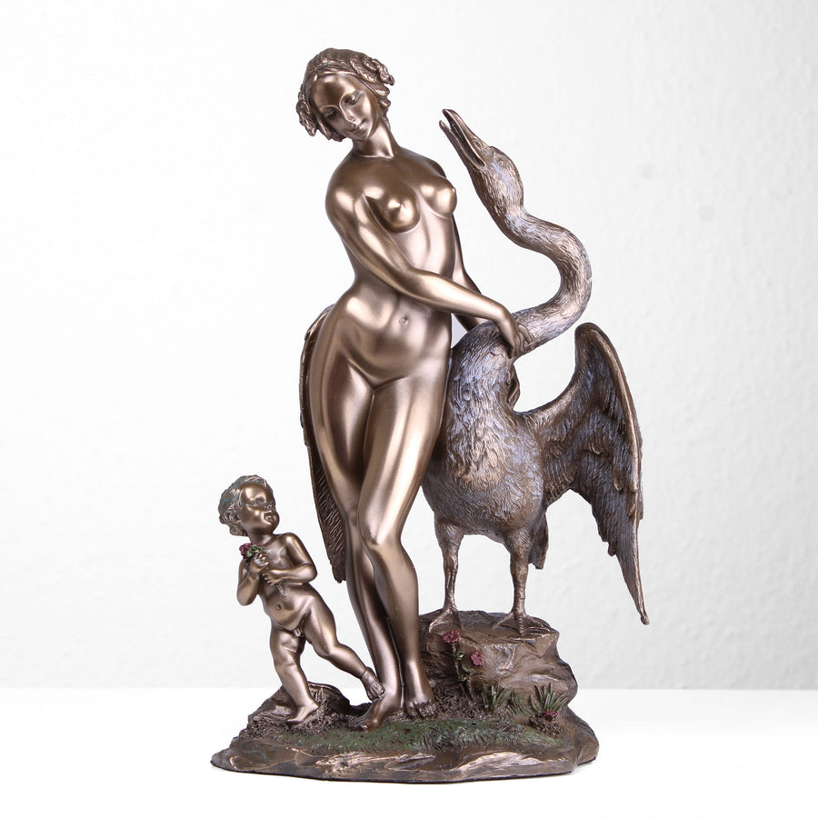 Leda und der Schwan (Bronzierte Skulptur aus Kunstharz)