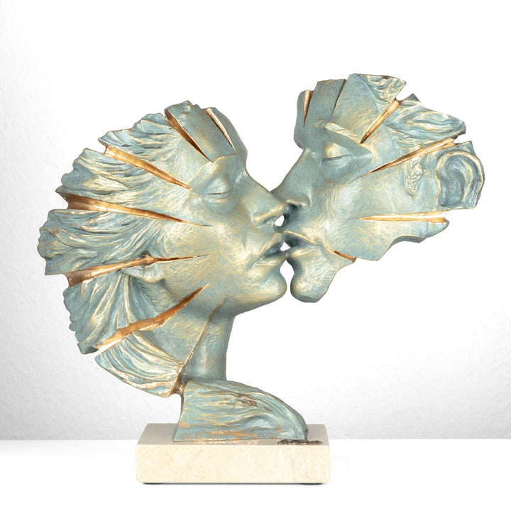 Liebespaarfigur „Approaching Kiss“ von Anglada auf Marmorsockel