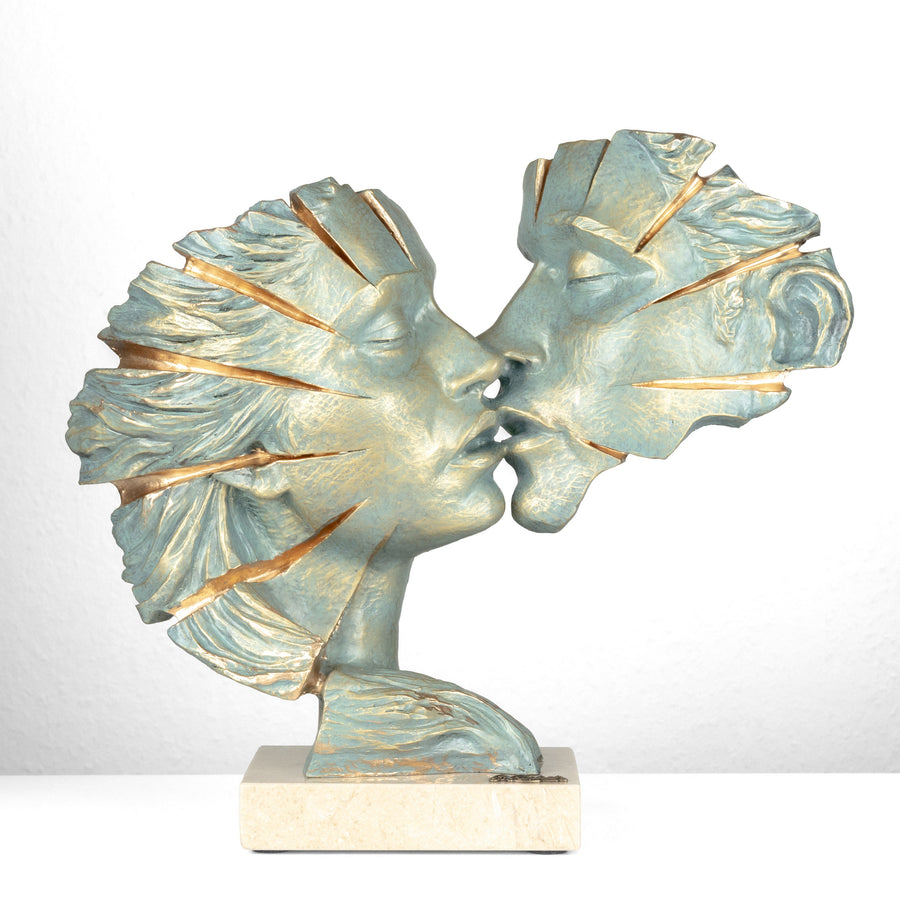 Liebespaarfigur „Approaching Kiss“ von Anglada auf Marmorsockel