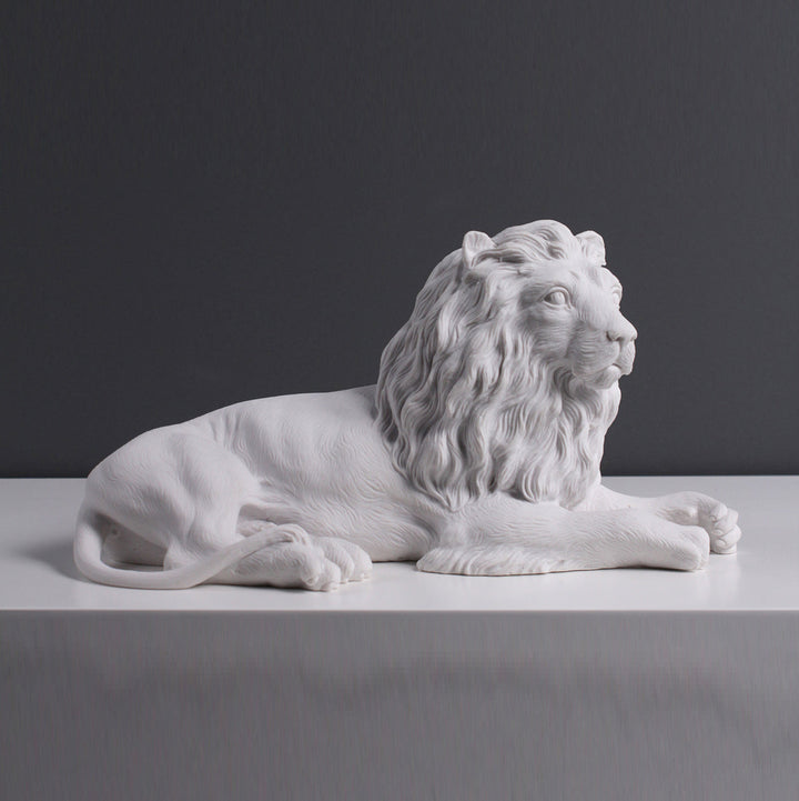 Liegender Löwe Statue