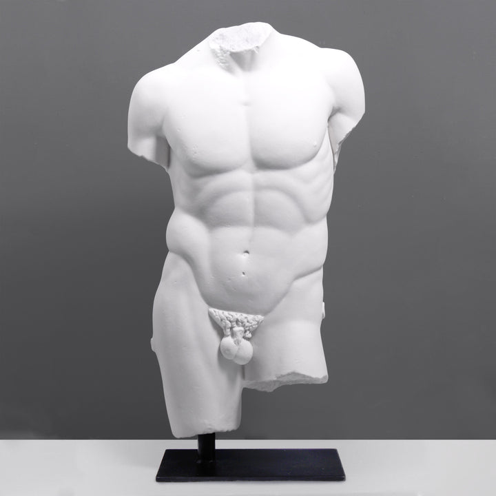 Maennlicher Torso Lebensgross auf Sockel