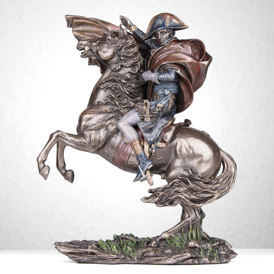 Napoleon Überquert die Alpen (Bronzierte Skulptur aus Kunstharz)