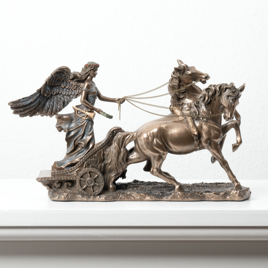 Nike Siegesgöttin auf Wagen (Bronzierte Skulptur aus Kunstharz)