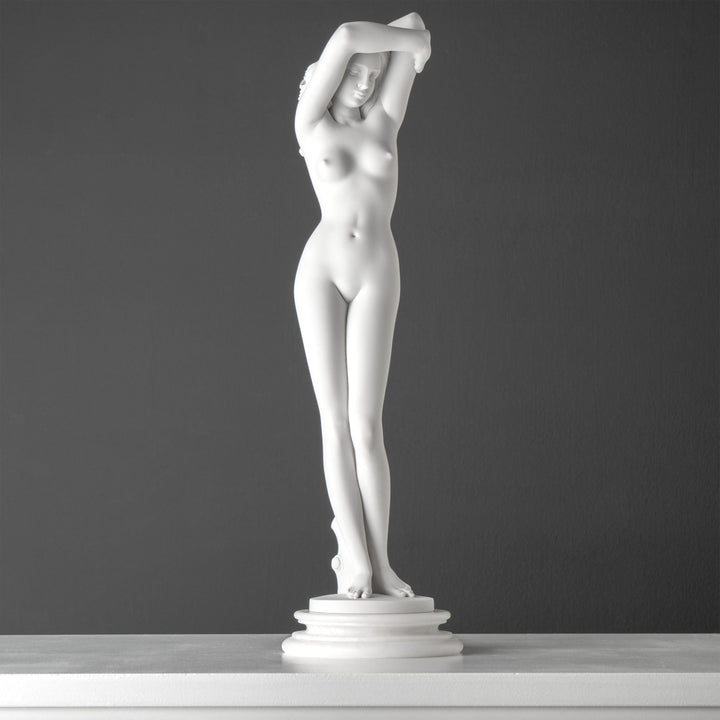 Aktstatue einer Frau – Enthuellte Eleganz