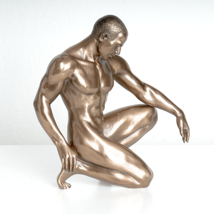 Statue eines nackten Mannes (Bronzierte Kunstharzskulptur)