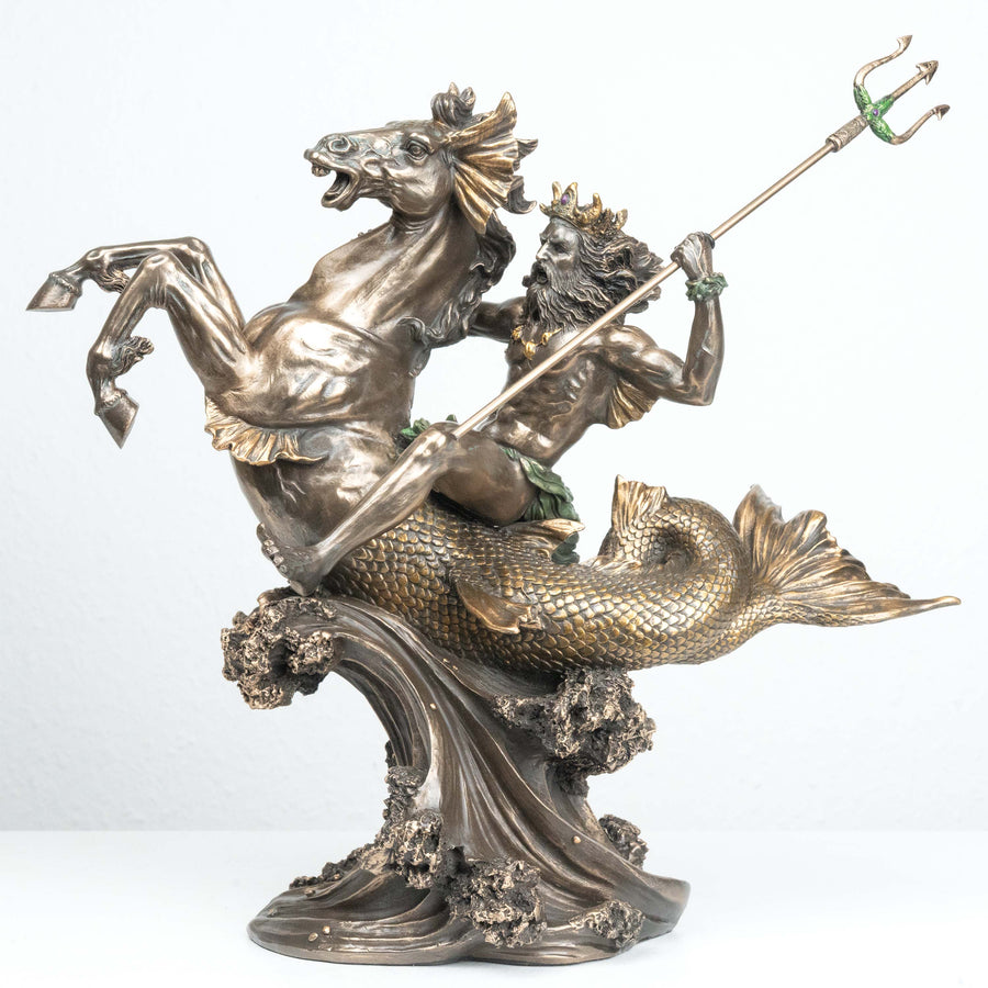 Poseidon auf Meerpferd (Bronzierte Skulptur aus Kunstharz)