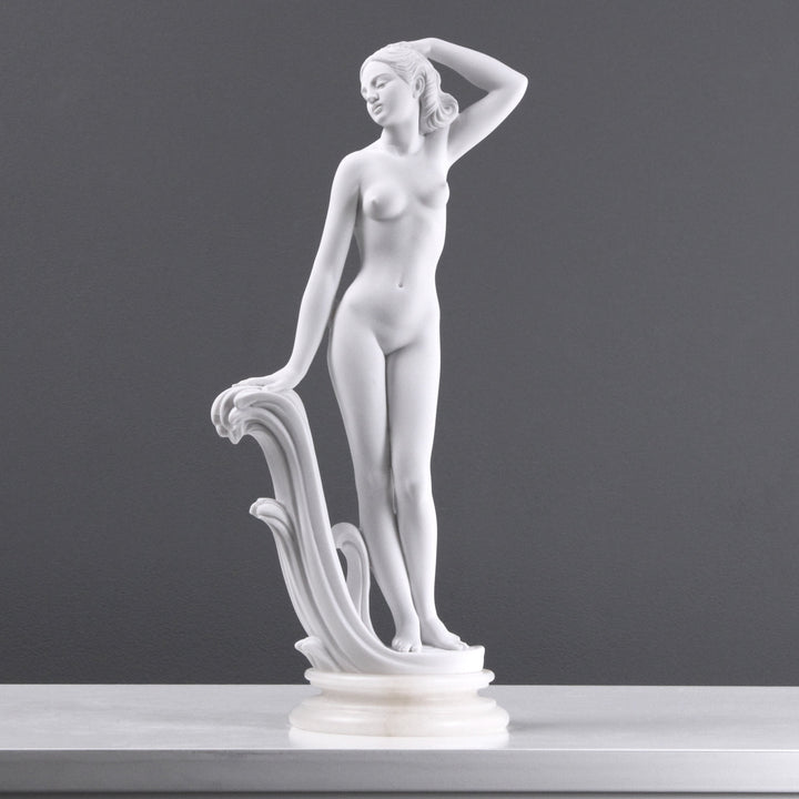 Nackte Dame Posen Statue