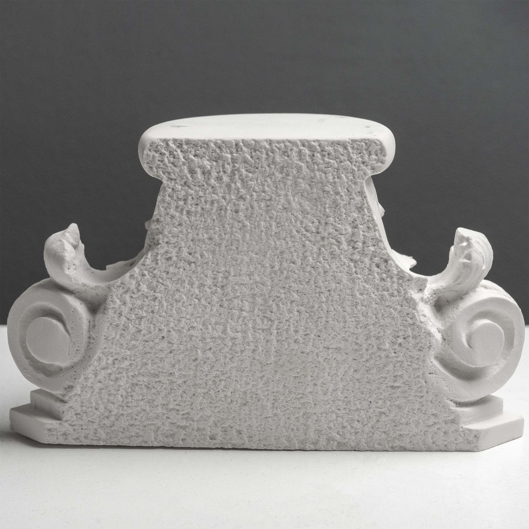 Römisches Kapitell Buchstütze – Skulptur im klassischen Architekturstil