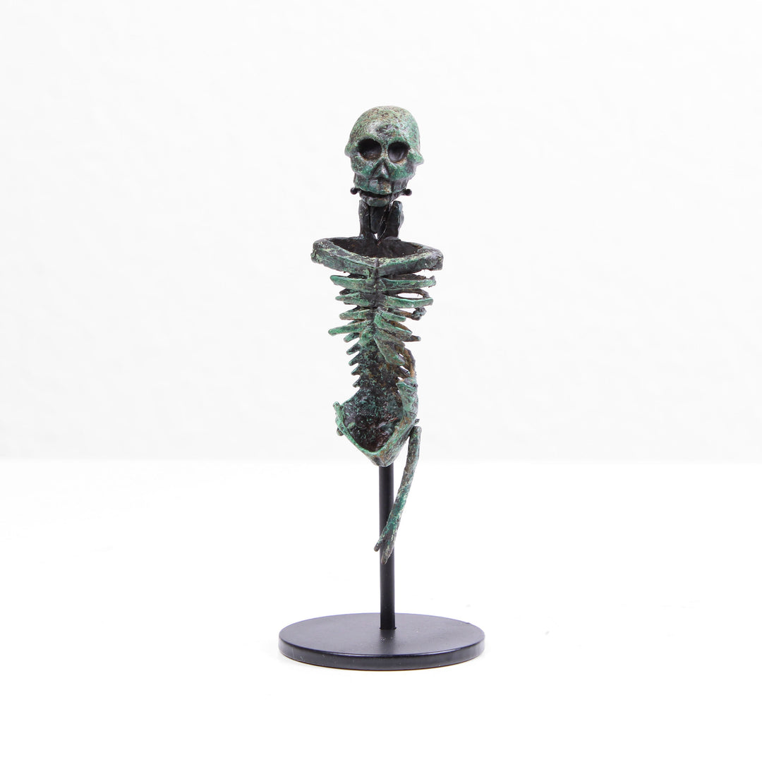 Römisches Skelett Statue – Larva Convivalis Memento Mori Skulptur (Bronzierte Skulptur aus Kunstharz)