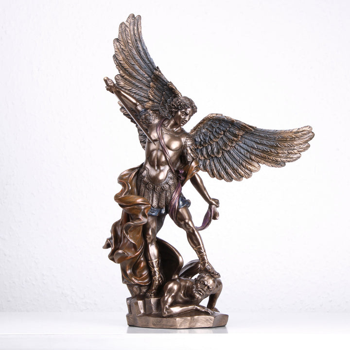 Heiliger Michael (Bronzierte Skulptur aus Kunstharz)