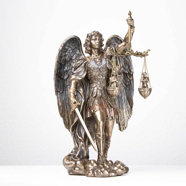 Statue St. Michael mit Waage der Gerechtigkeit (Bronzeskulptur)