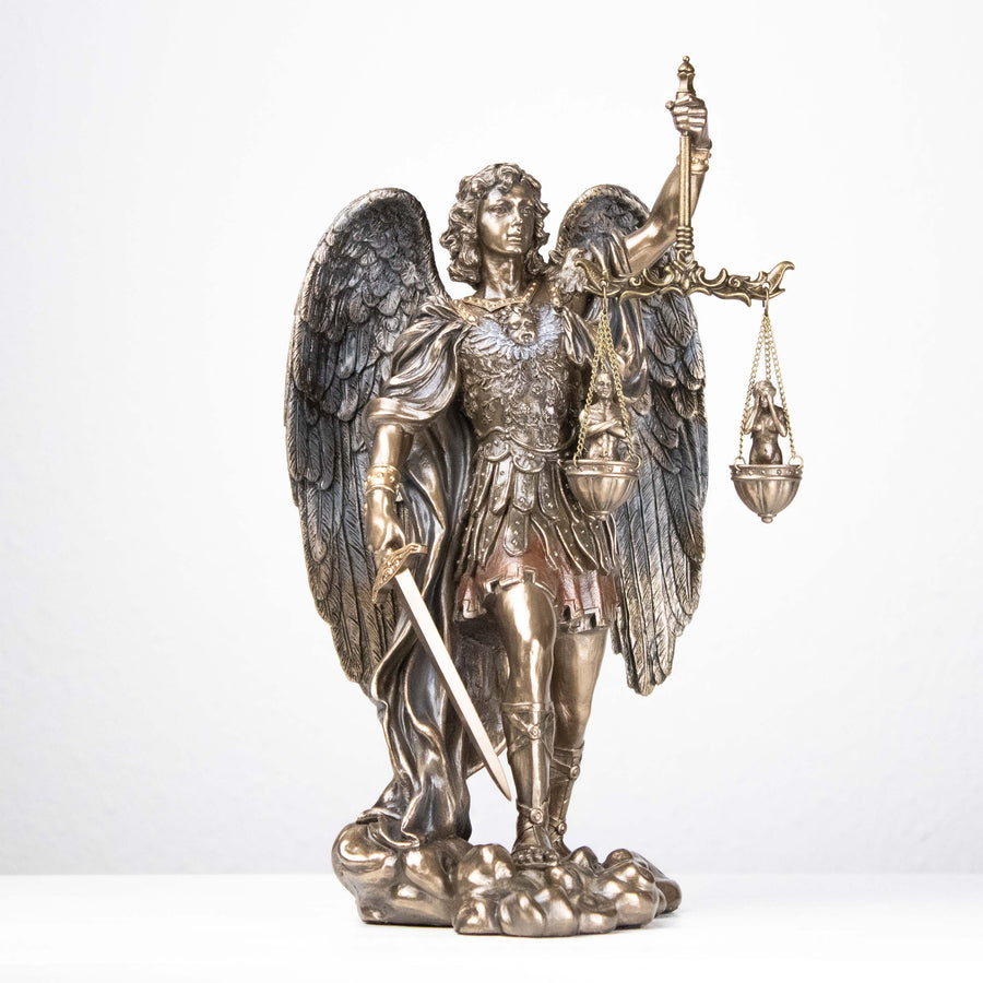 Statue St. Michael mit Waage der Gerechtigkeit (Bronzeskulptur)