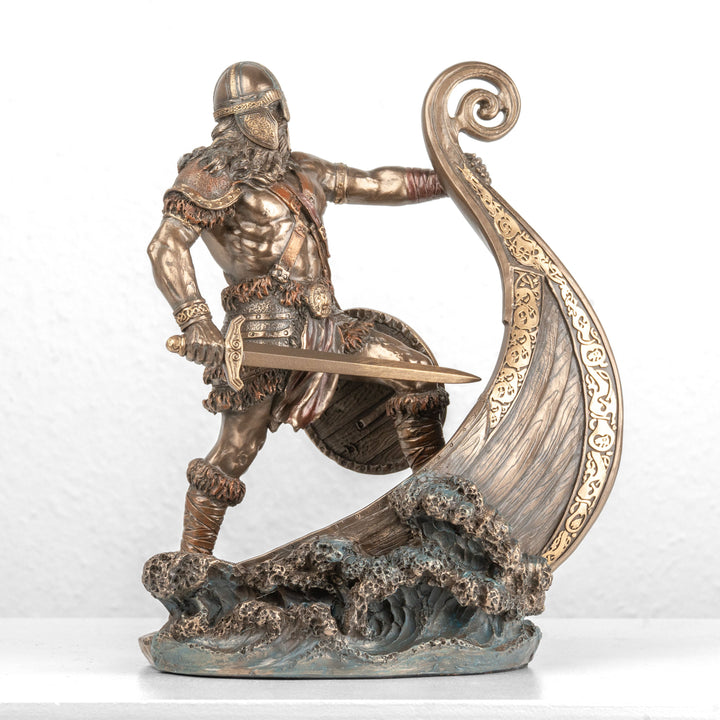 Wikinger-Krieger Statue mit Schwert und Langschiff (Kaltgussbronze-Skulptur)