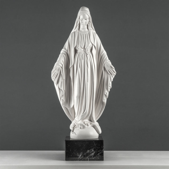 Jungfrau-Maria-Statue – Unsere Liebe Frau von der Gnade (auf schwarzem Marmorsockel)