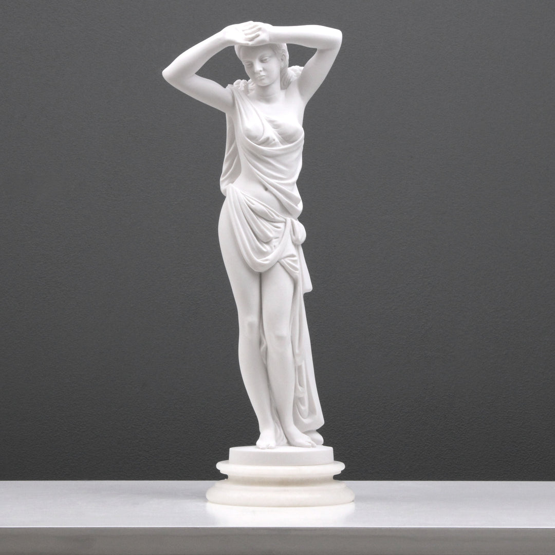 Junge Dame in Kleidung posierend Statue