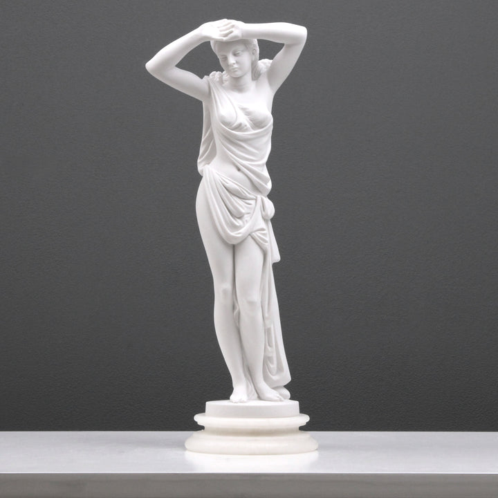 Junge Dame in Kleidung posierend Statue