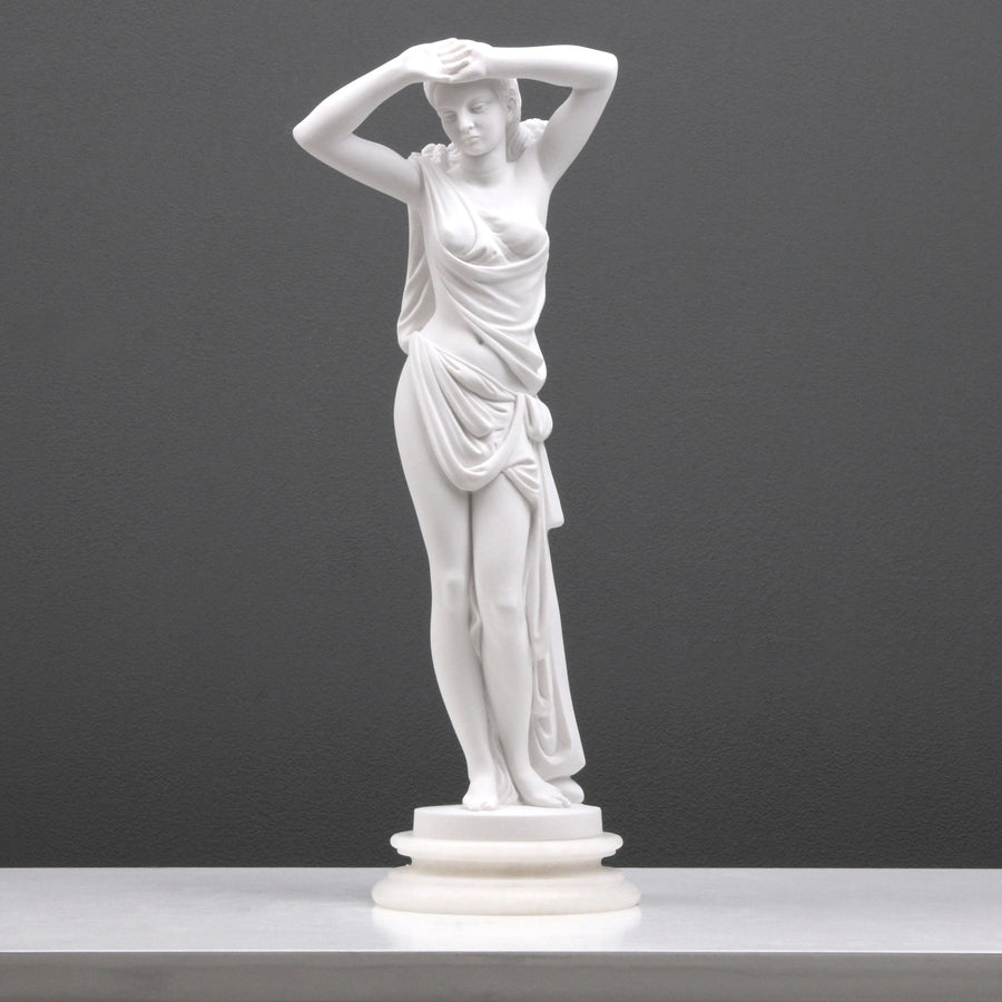 Junge Dame in Kleidung posierend Statue