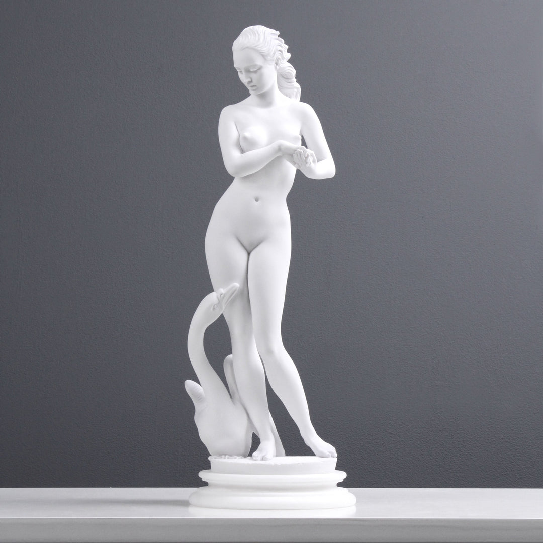 Junge Dame mit einem Schwan Statue