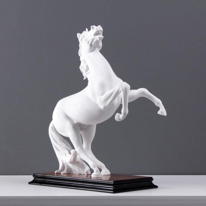 Praisender Pferd Statue