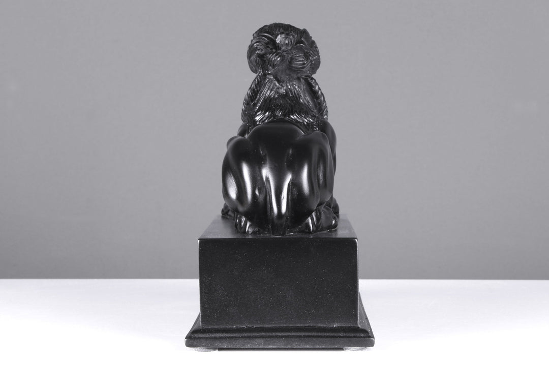 Schwarze Sphinx auf Sockel (Klein)