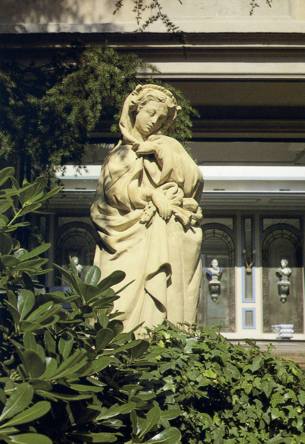 Wintergoettin Statue (Vier Jahreszeiten)