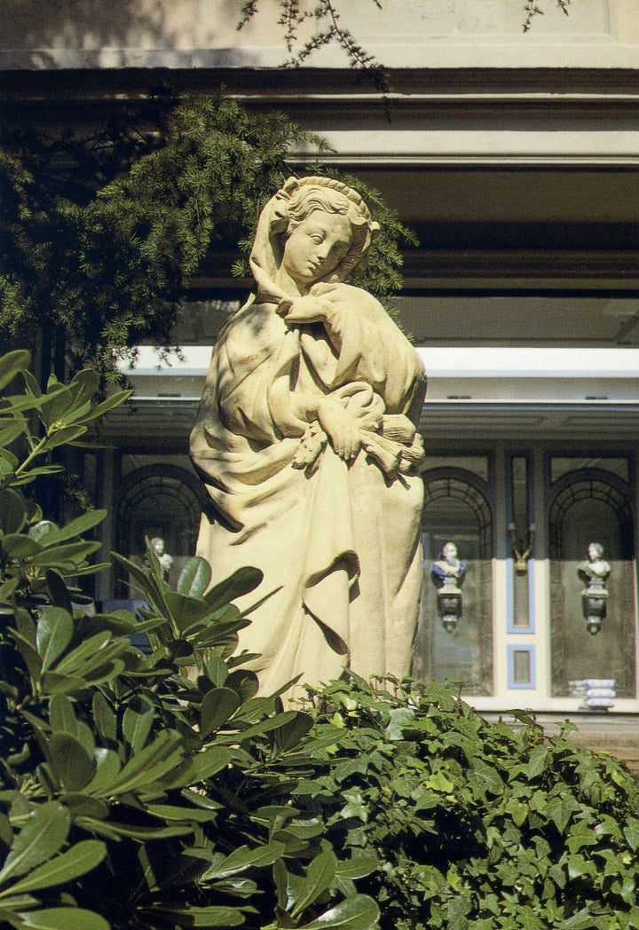 Wintergoettin Statue (Vier Jahreszeiten)