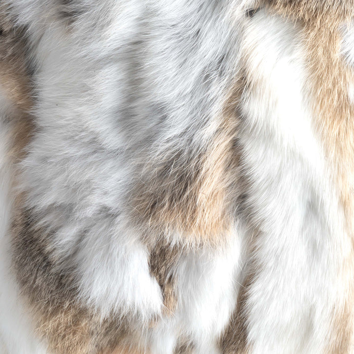Beiges Kaninchenfell-Kissen (Oryctolagus cuniculus)