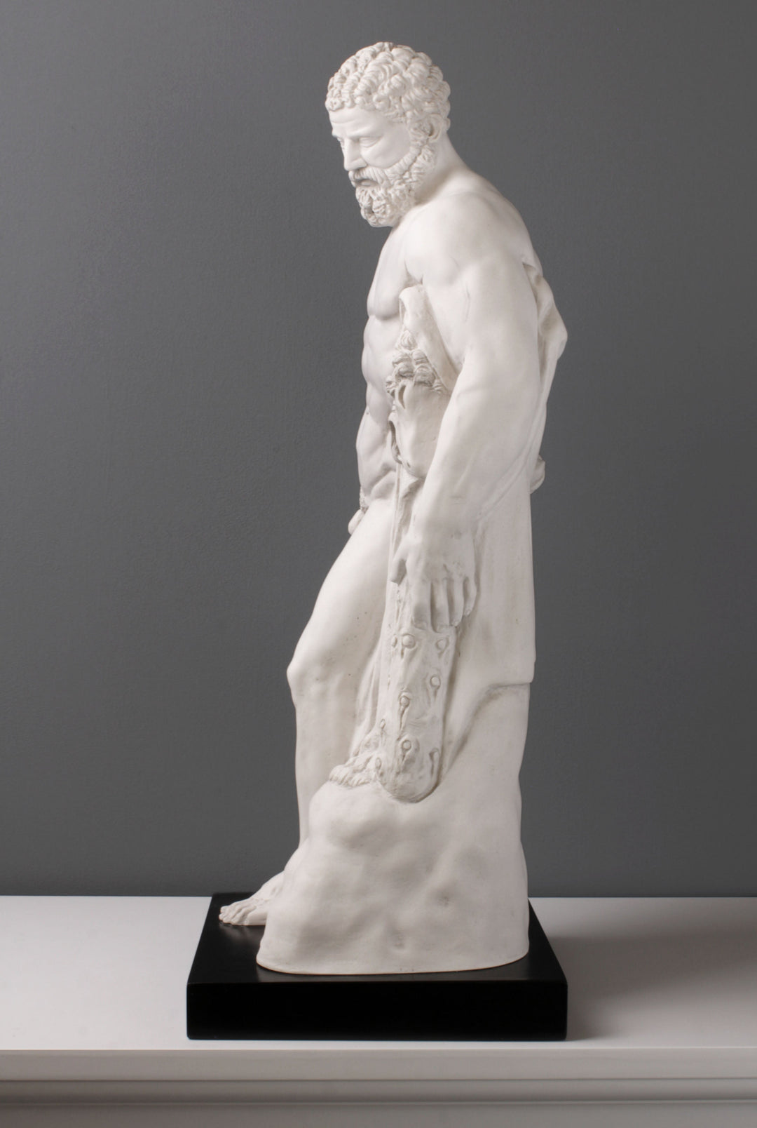 Farnese Herkules Statue (mit schwarzem Sockel)