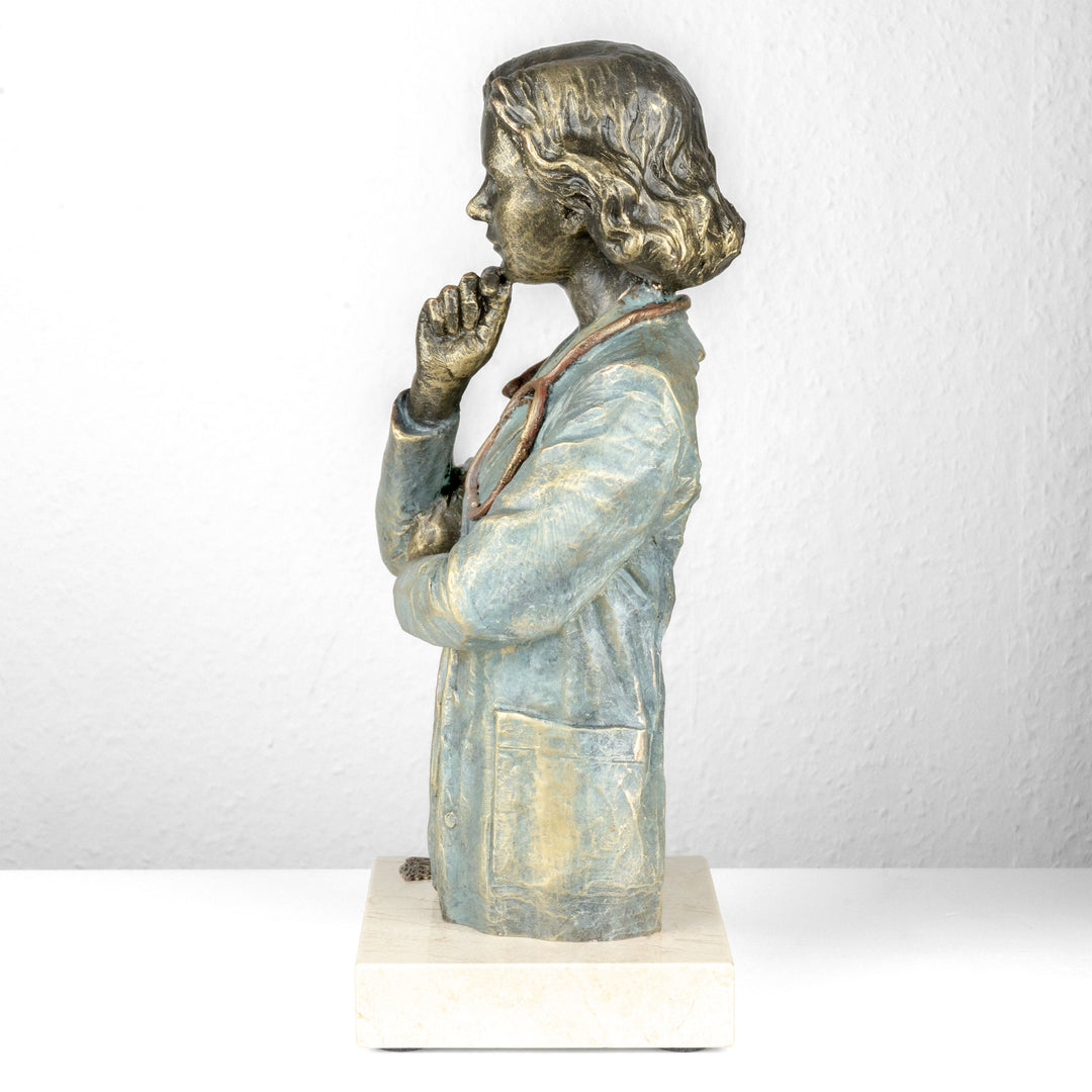 Aerztinfigur von Anglada auf Marmorsockel