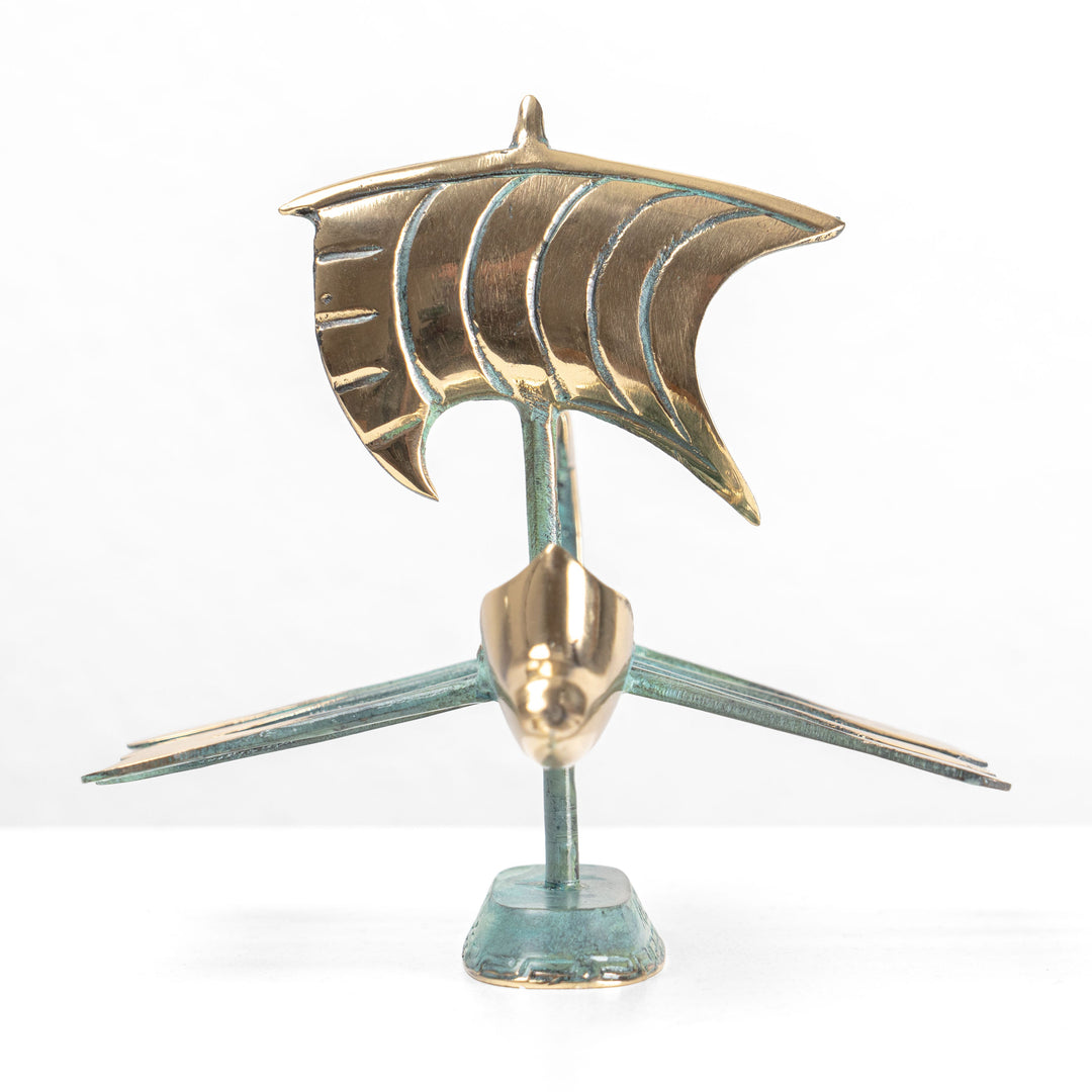 Griechisches Kriegsschiff (Triere-Skulptur)