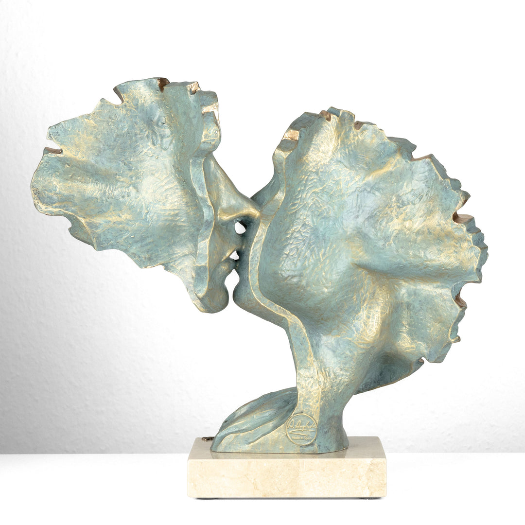 Liebespaarfigur „Approaching Kiss“ von Anglada auf Marmorsockel